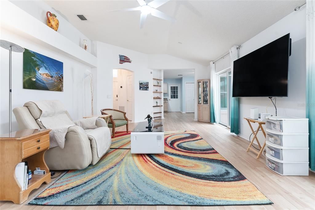 Active With Contract: $299,900 (2 beds, 2 baths, 1230 Square Feet)