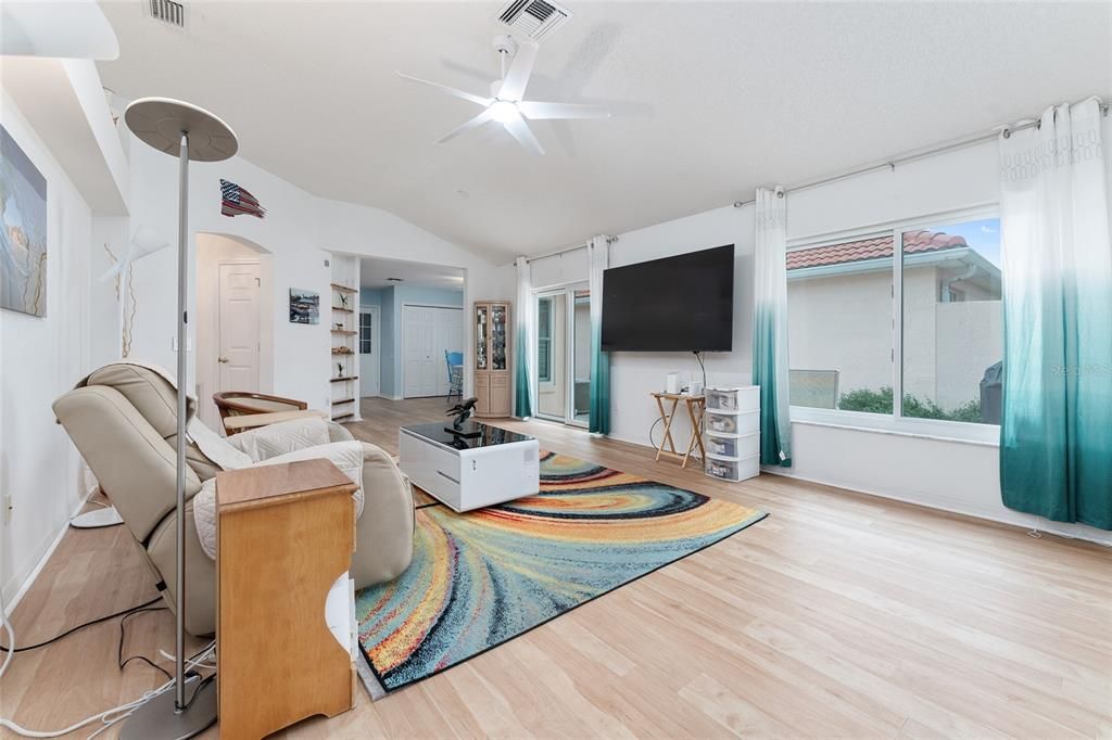 Active With Contract: $299,900 (2 beds, 2 baths, 1230 Square Feet)