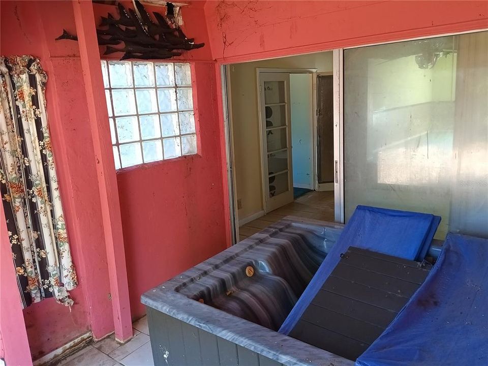 Под контрактом: $247,000 (3 спален, 2 ванн, 2410 Квадратных фут)