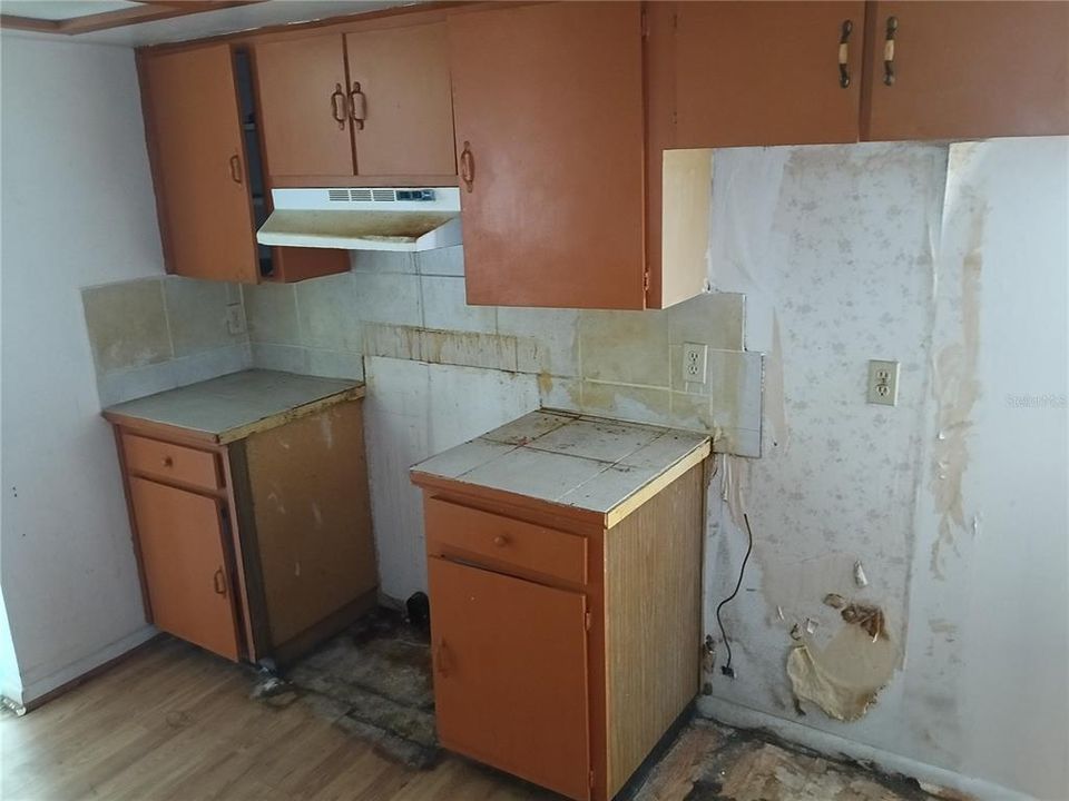 Под контрактом: $247,000 (3 спален, 2 ванн, 2410 Квадратных фут)