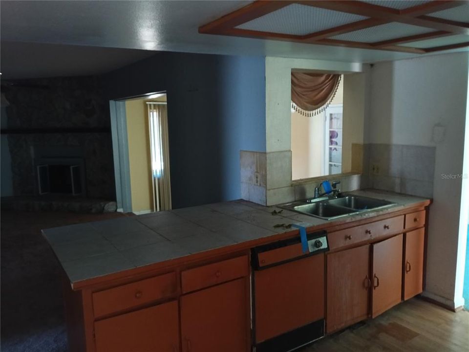 Под контрактом: $247,000 (3 спален, 2 ванн, 2410 Квадратных фут)