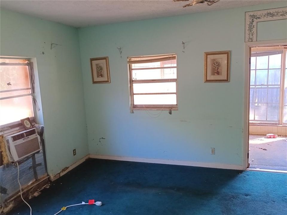 Под контрактом: $247,000 (3 спален, 2 ванн, 2410 Квадратных фут)