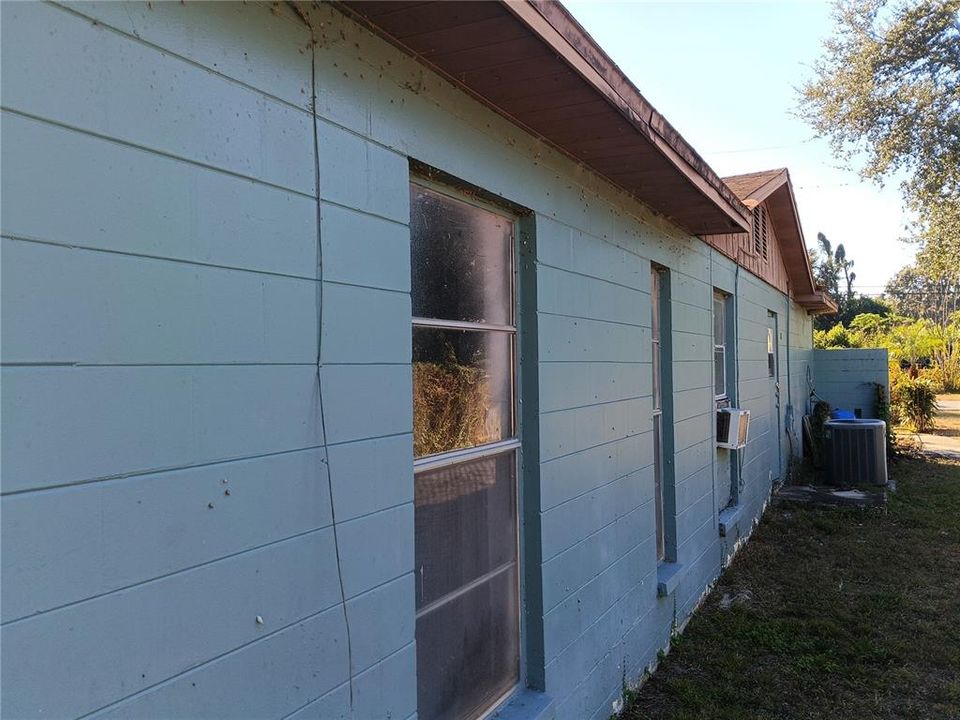 Под контрактом: $247,000 (3 спален, 2 ванн, 2410 Квадратных фут)