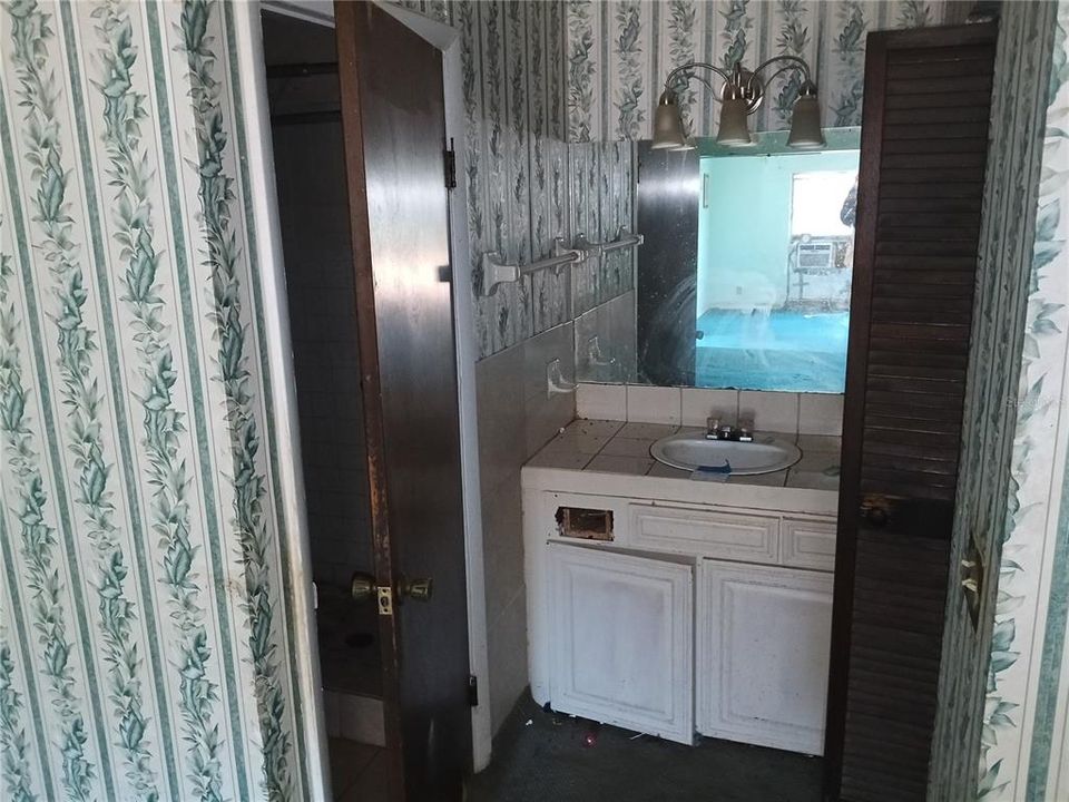 Под контрактом: $247,000 (3 спален, 2 ванн, 2410 Квадратных фут)