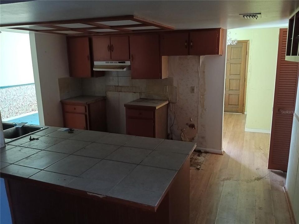 Под контрактом: $247,000 (3 спален, 2 ванн, 2410 Квадратных фут)