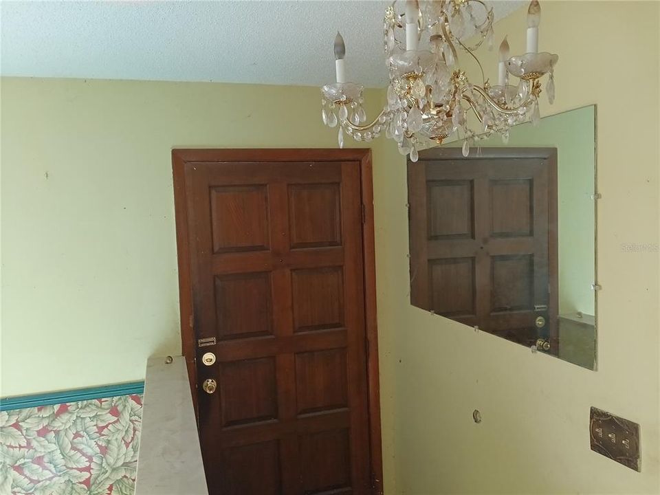 Под контрактом: $247,000 (3 спален, 2 ванн, 2410 Квадратных фут)