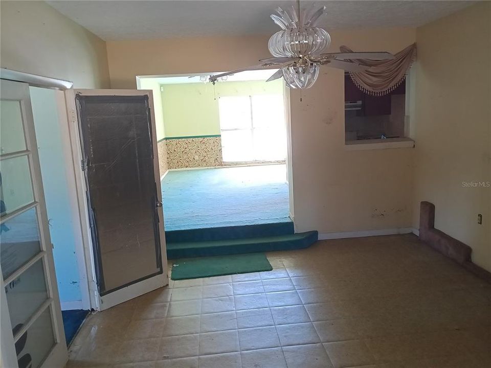 Под контрактом: $247,000 (3 спален, 2 ванн, 2410 Квадратных фут)