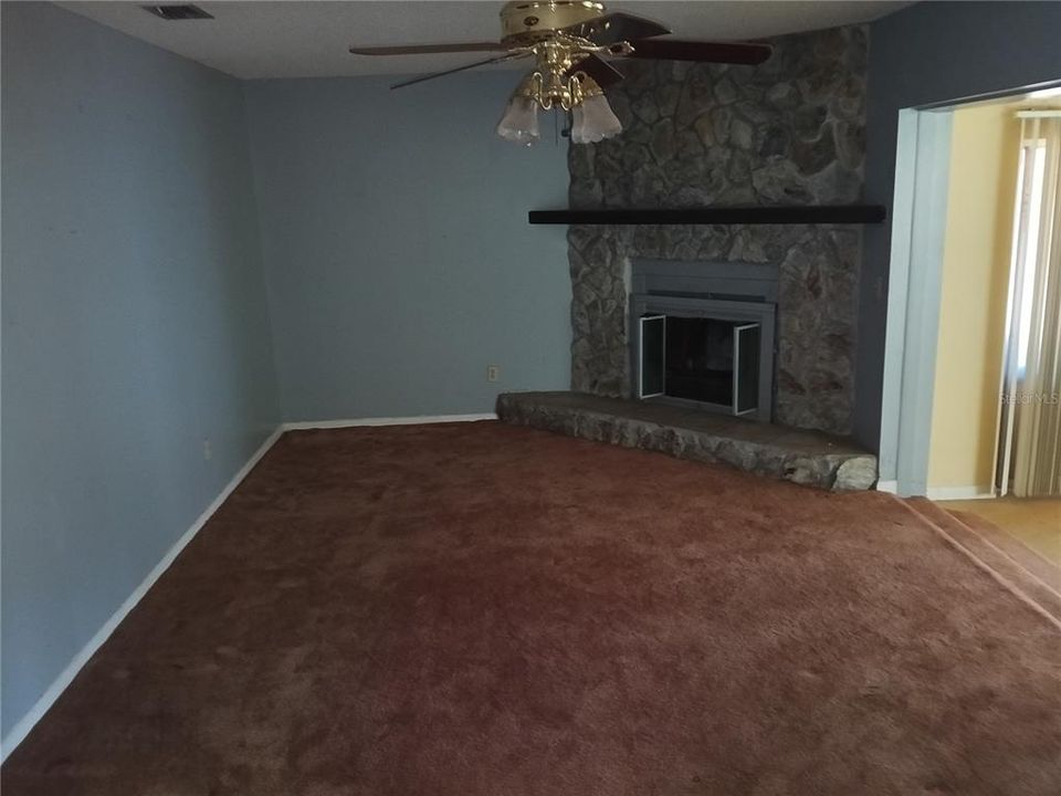 Под контрактом: $247,000 (3 спален, 2 ванн, 2410 Квадратных фут)