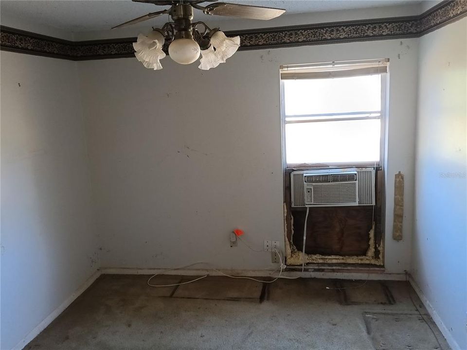 Под контрактом: $247,000 (3 спален, 2 ванн, 2410 Квадратных фут)