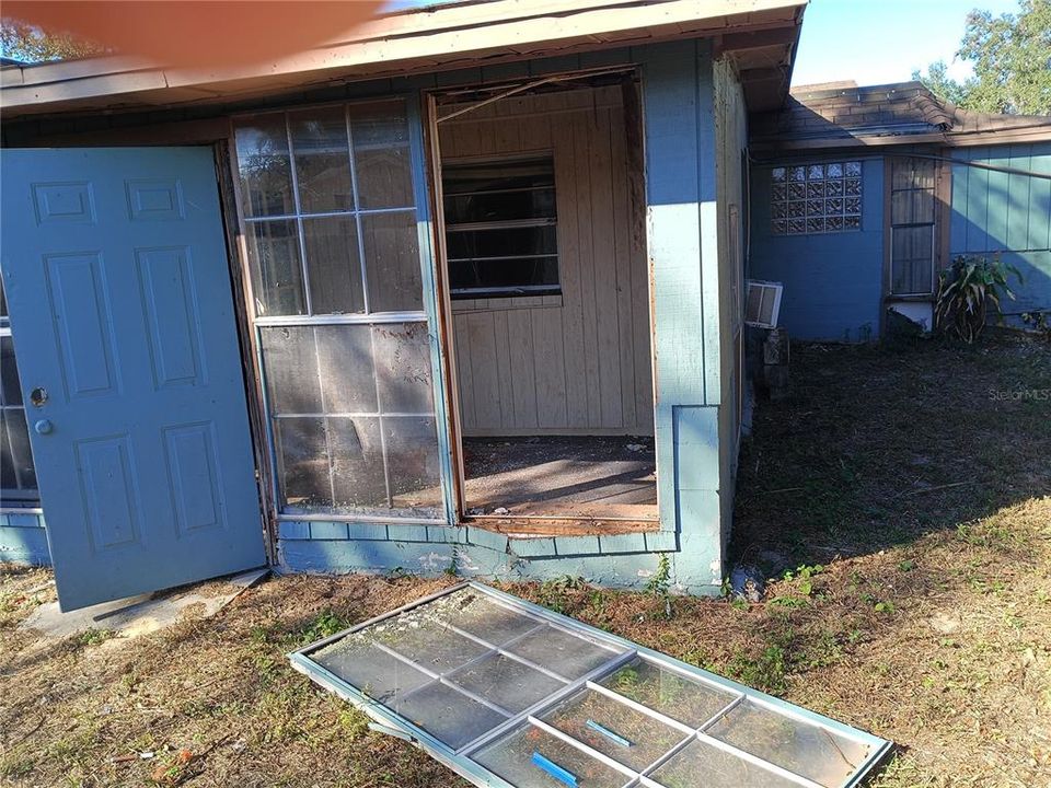 Под контрактом: $247,000 (3 спален, 2 ванн, 2410 Квадратных фут)