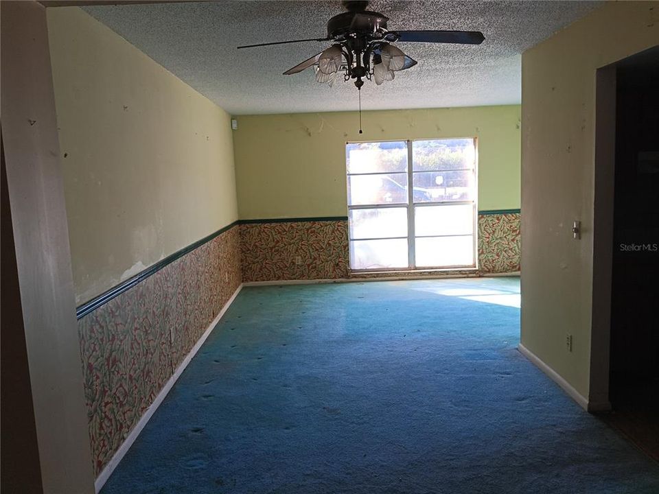 Под контрактом: $247,000 (3 спален, 2 ванн, 2410 Квадратных фут)