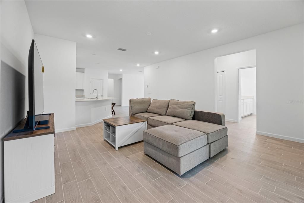 For Sale: $380,000 (4 beds, 3 baths, 2292 Square Feet)