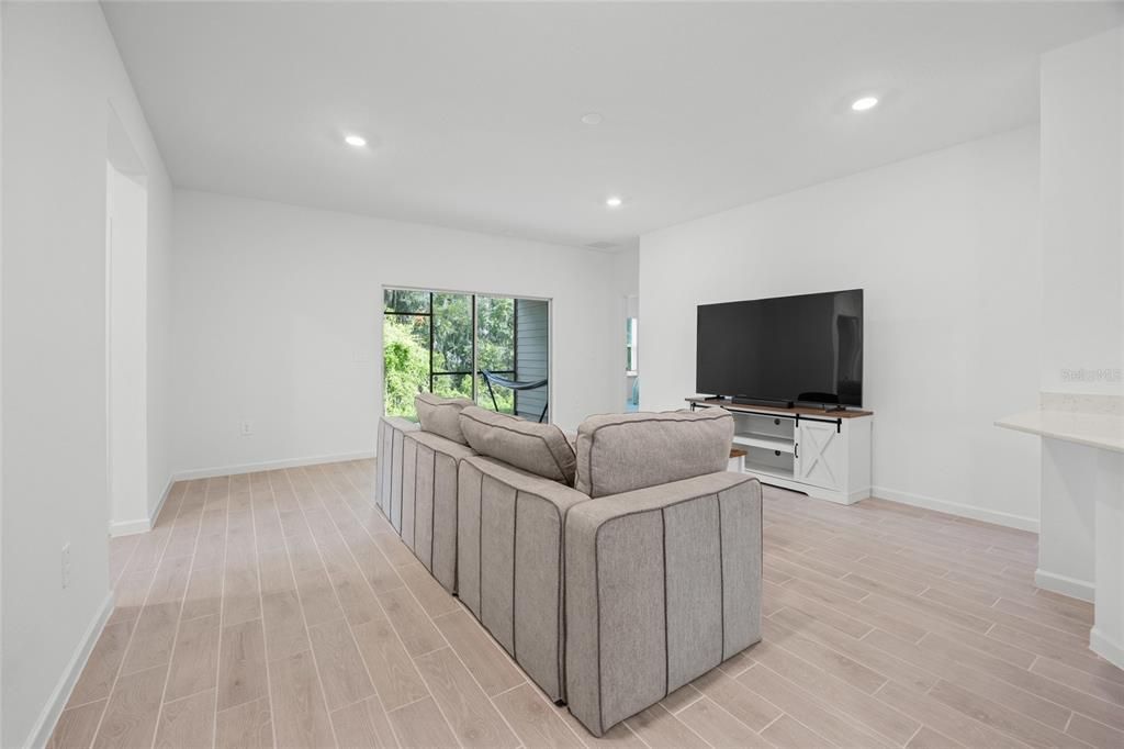 For Sale: $380,000 (4 beds, 3 baths, 2292 Square Feet)