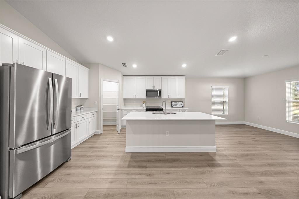 Под контрактом: $310,000 (2 спален, 2 ванн, 1810 Квадратных фут)