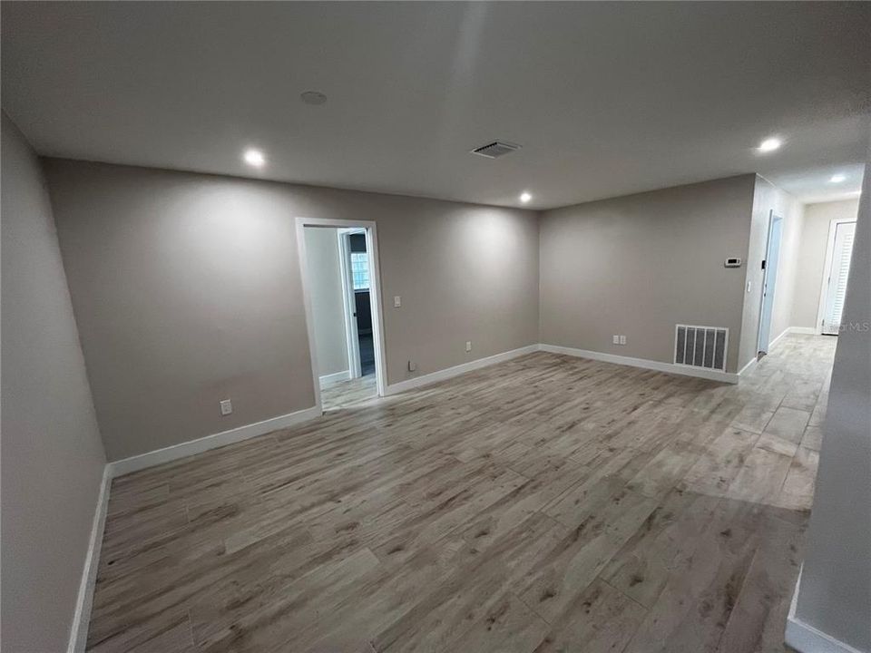 Active With Contract: $3,100 (3 beds, 2 baths, 1863 Square Feet)