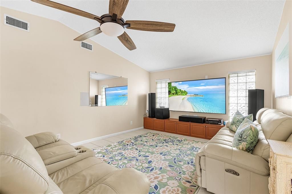 Под контрактом: $344,000 (3 спален, 2 ванн, 1729 Квадратных фут)