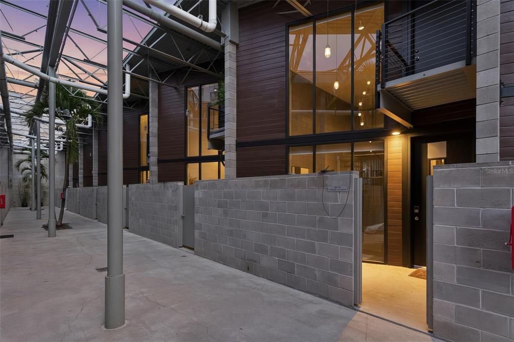 Activo con contrato: $649,999 (2 camas, 2 baños, 1263 Pies cuadrados)