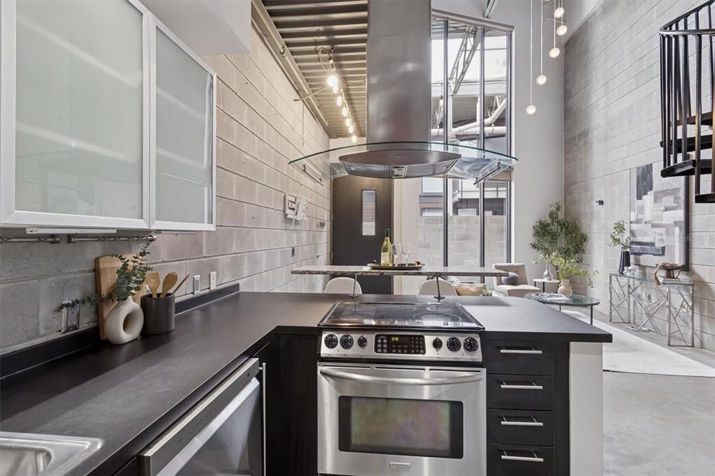 Activo con contrato: $649,999 (2 camas, 2 baños, 1263 Pies cuadrados)