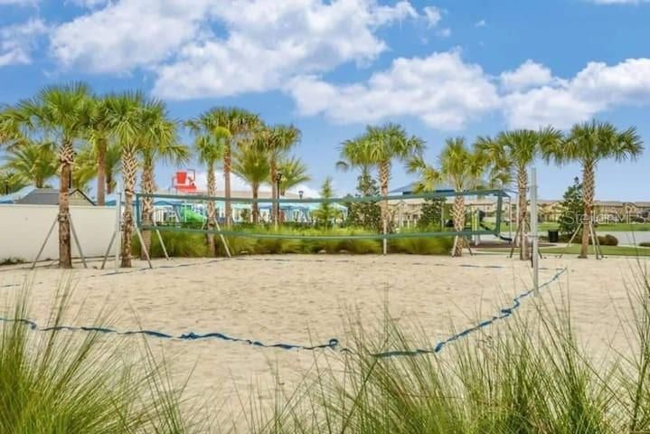 For Sale: $685,000 (8 beds, 6 baths, 4041 Square Feet)