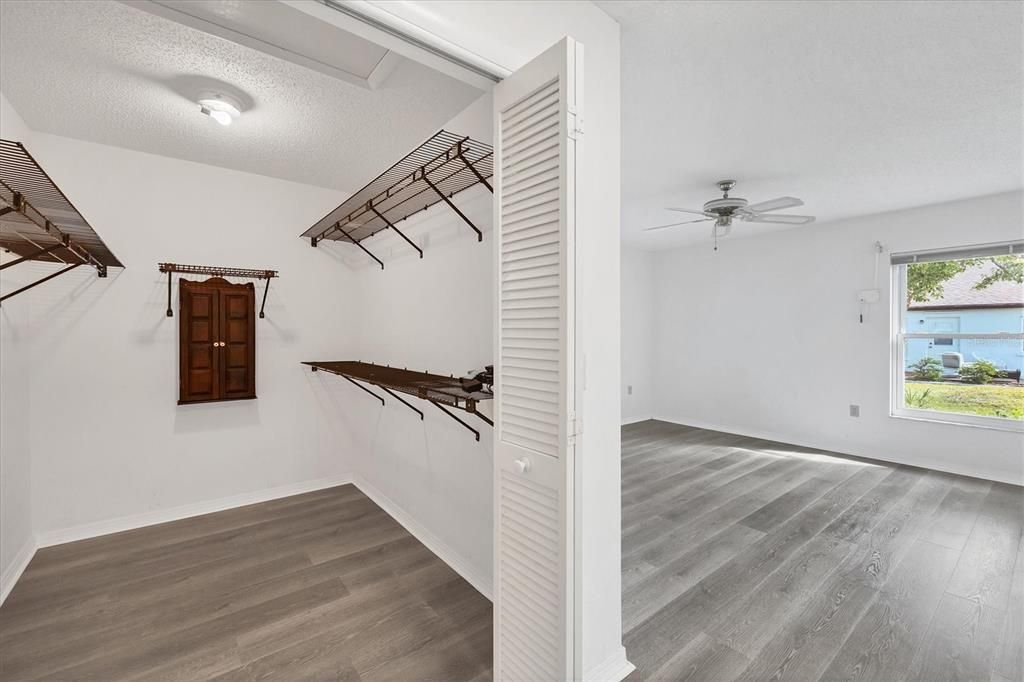 待售: $184,000 (2 贝兹, 2 浴室, 1383 平方英尺)