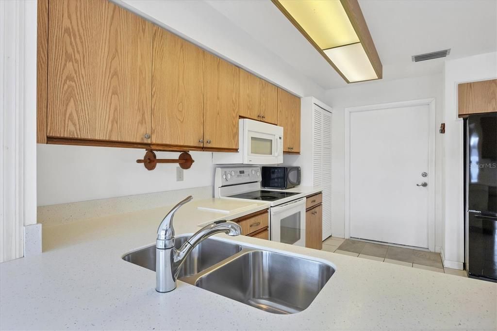 待售: $184,000 (2 贝兹, 2 浴室, 1383 平方英尺)