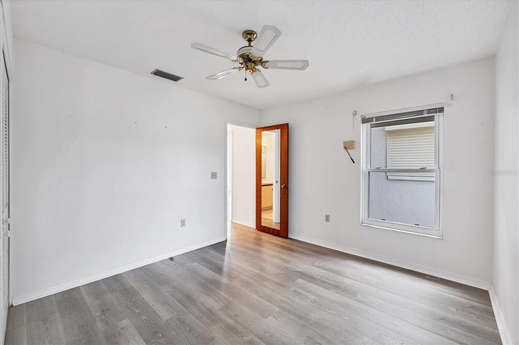 待售: $184,000 (2 贝兹, 2 浴室, 1383 平方英尺)