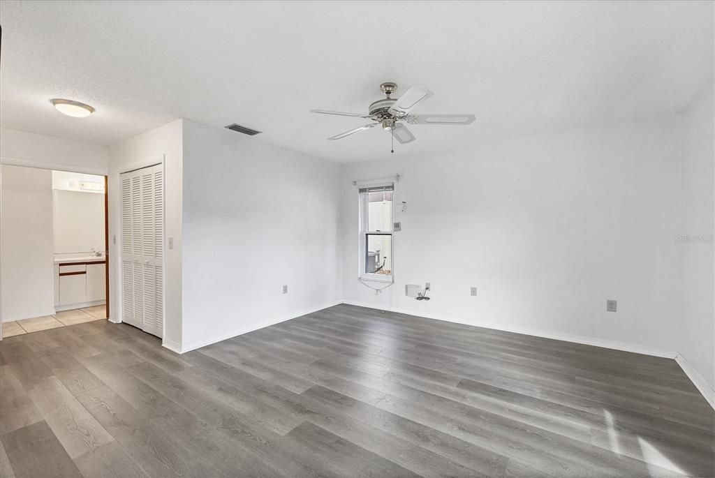 待售: $184,000 (2 贝兹, 2 浴室, 1383 平方英尺)