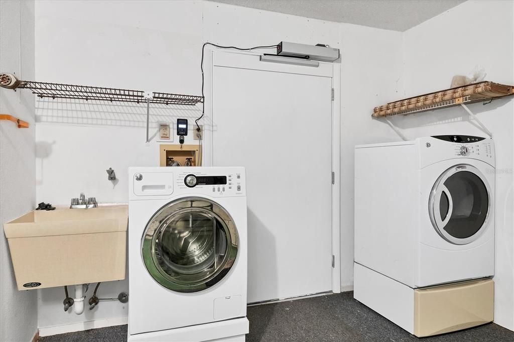 待售: $184,000 (2 贝兹, 2 浴室, 1383 平方英尺)