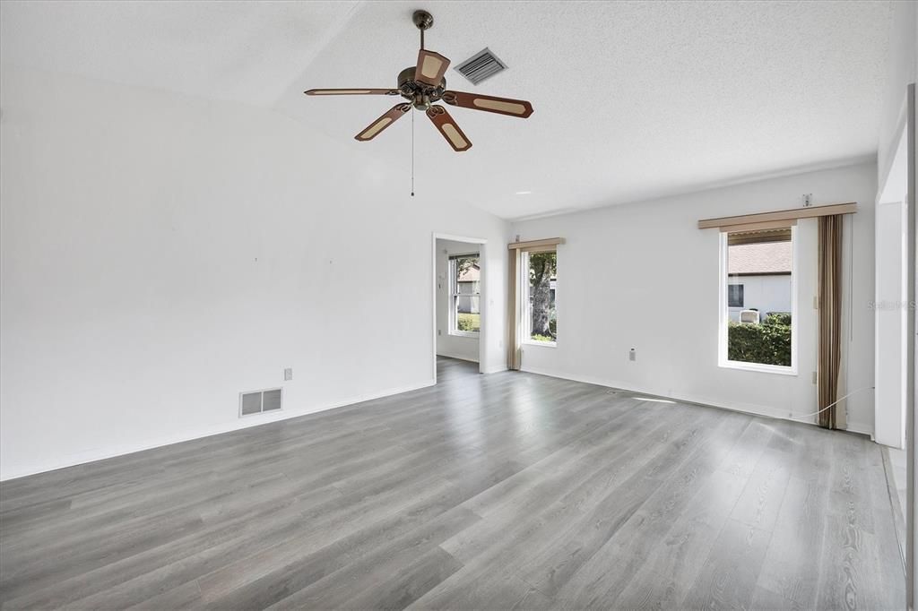 待售: $184,000 (2 贝兹, 2 浴室, 1383 平方英尺)