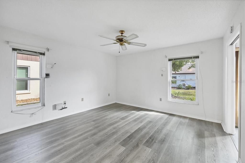 待售: $184,000 (2 贝兹, 2 浴室, 1383 平方英尺)