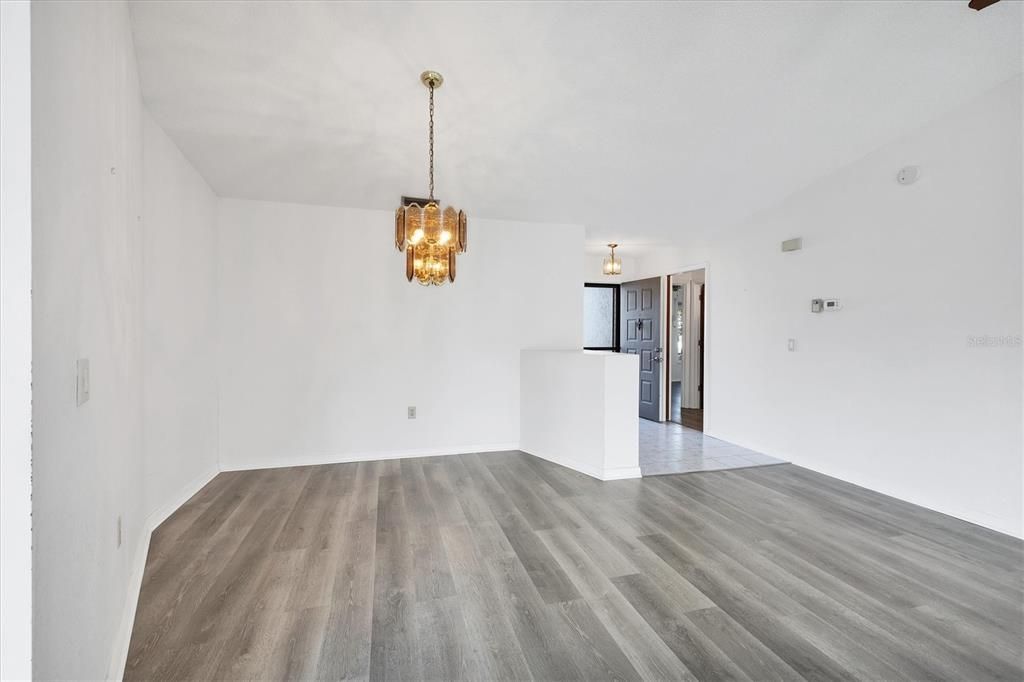 待售: $184,000 (2 贝兹, 2 浴室, 1383 平方英尺)