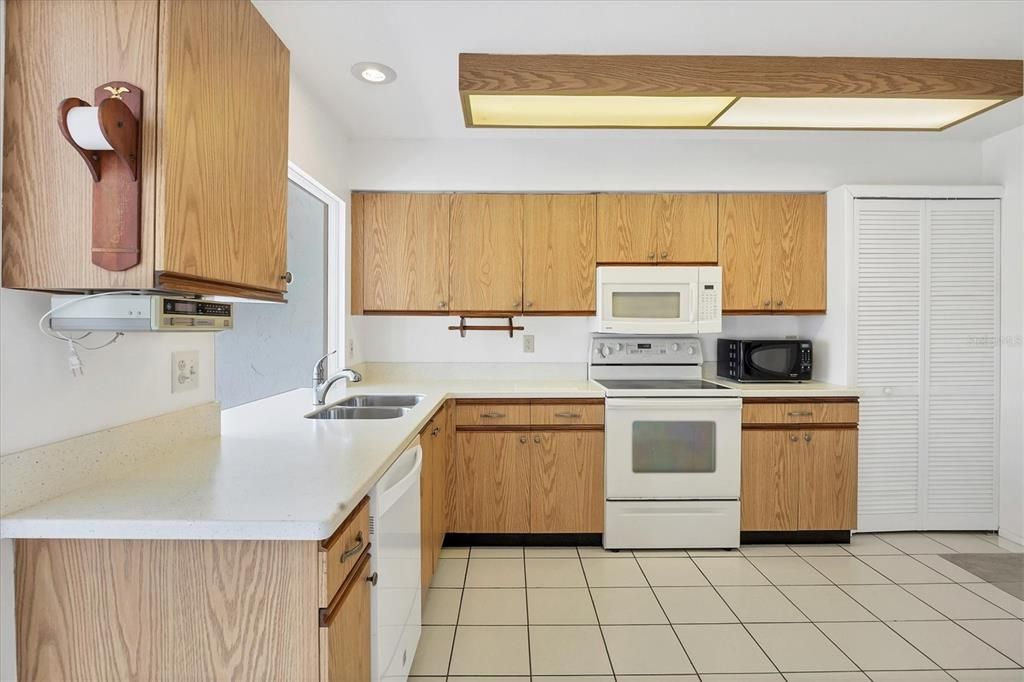 待售: $184,000 (2 贝兹, 2 浴室, 1383 平方英尺)