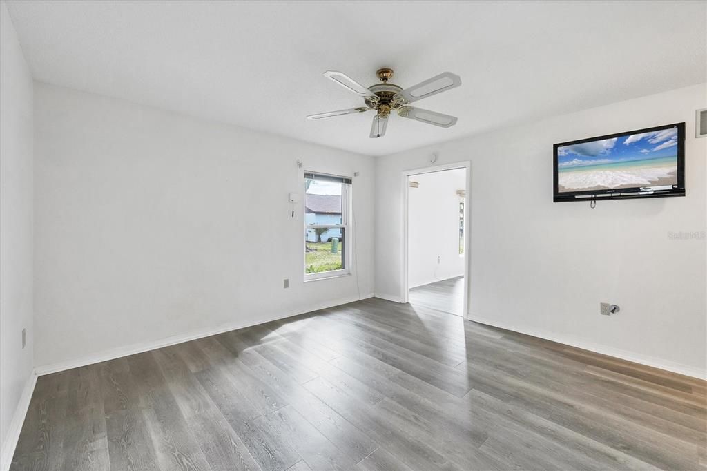 待售: $184,000 (2 贝兹, 2 浴室, 1383 平方英尺)