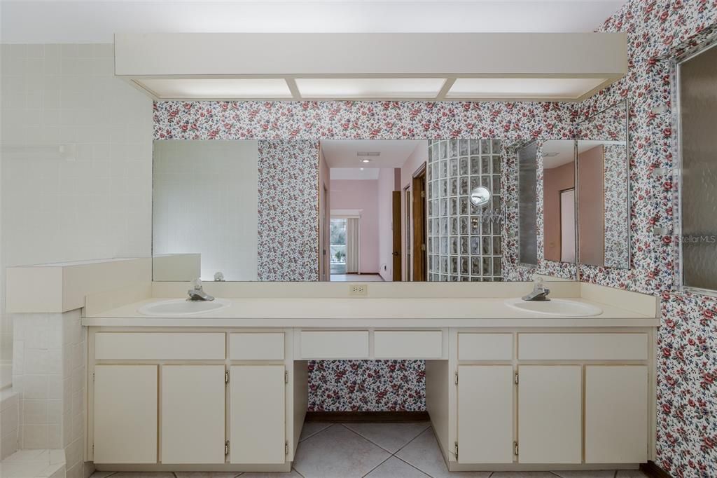 For Sale: $365,000 (3 beds, 2 baths, 2029 Square Feet)