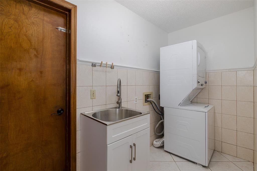 For Sale: $365,000 (3 beds, 2 baths, 2029 Square Feet)