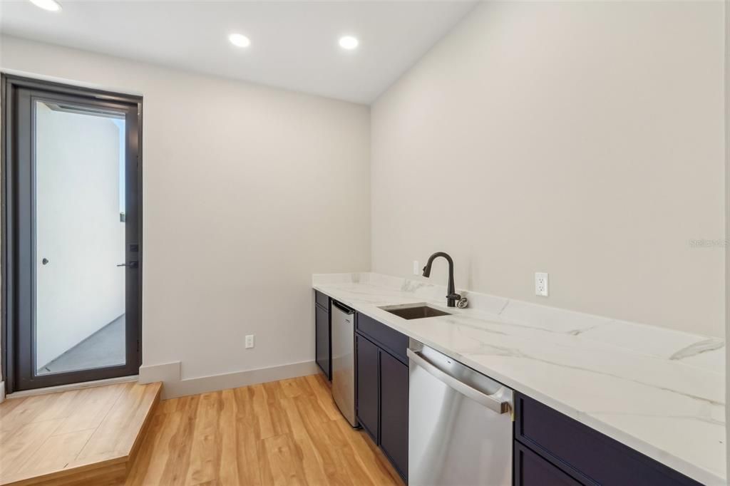 出租: $9,975 (4 贝兹, 4 浴室, 2850 平方英尺)