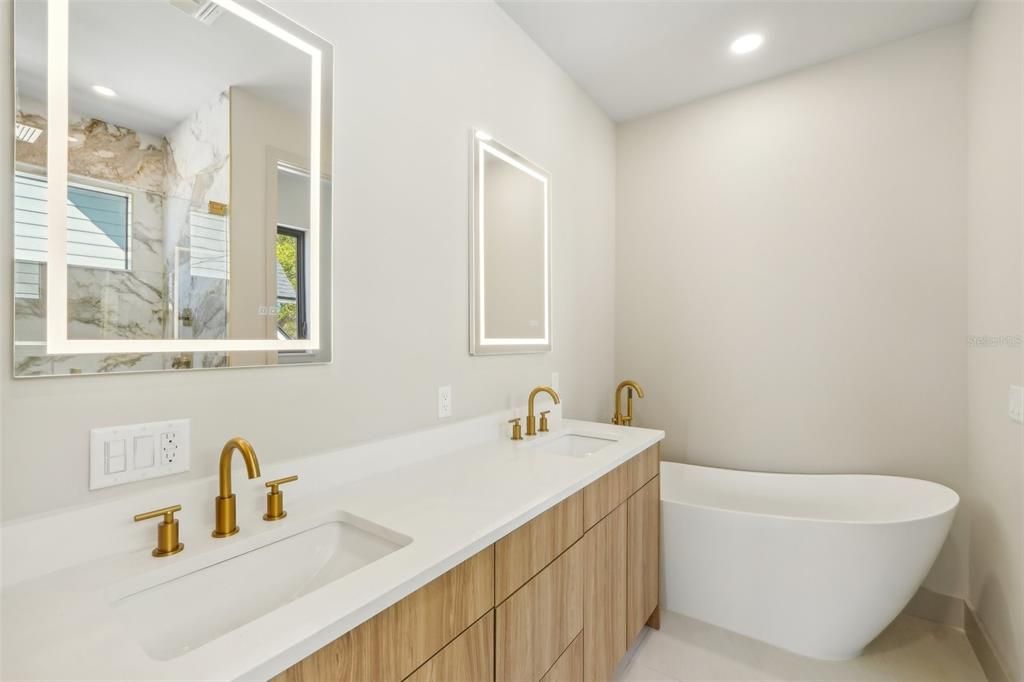 出租: $9,975 (4 贝兹, 4 浴室, 2850 平方英尺)