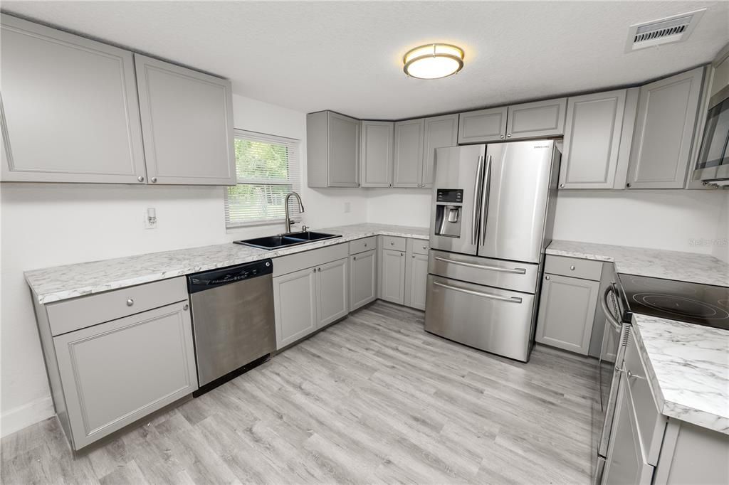 На продажу: $260,000 (3 спален, 2 ванн, 1152 Квадратных фут)