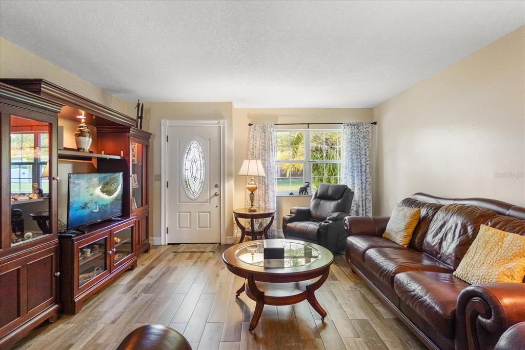 For Sale: $499,900 (3 beds, 2 baths, 1546 Square Feet)