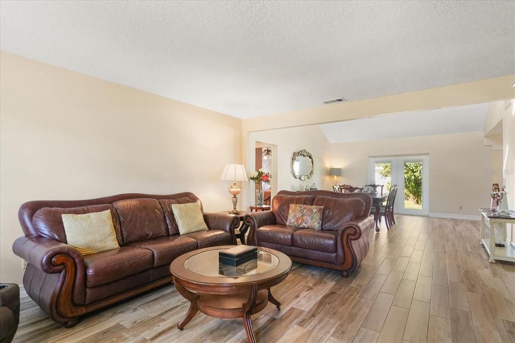 For Sale: $499,900 (3 beds, 2 baths, 1546 Square Feet)