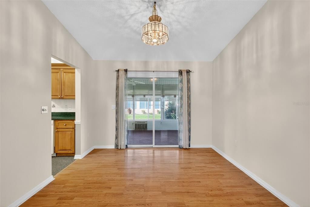 合同活跃: $230,000 (3 贝兹, 2 浴室, 1450 平方英尺)