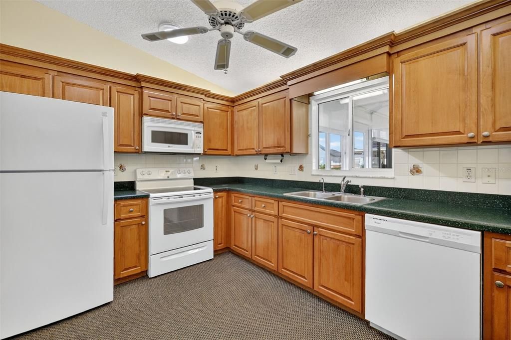 合同活跃: $230,000 (3 贝兹, 2 浴室, 1450 平方英尺)