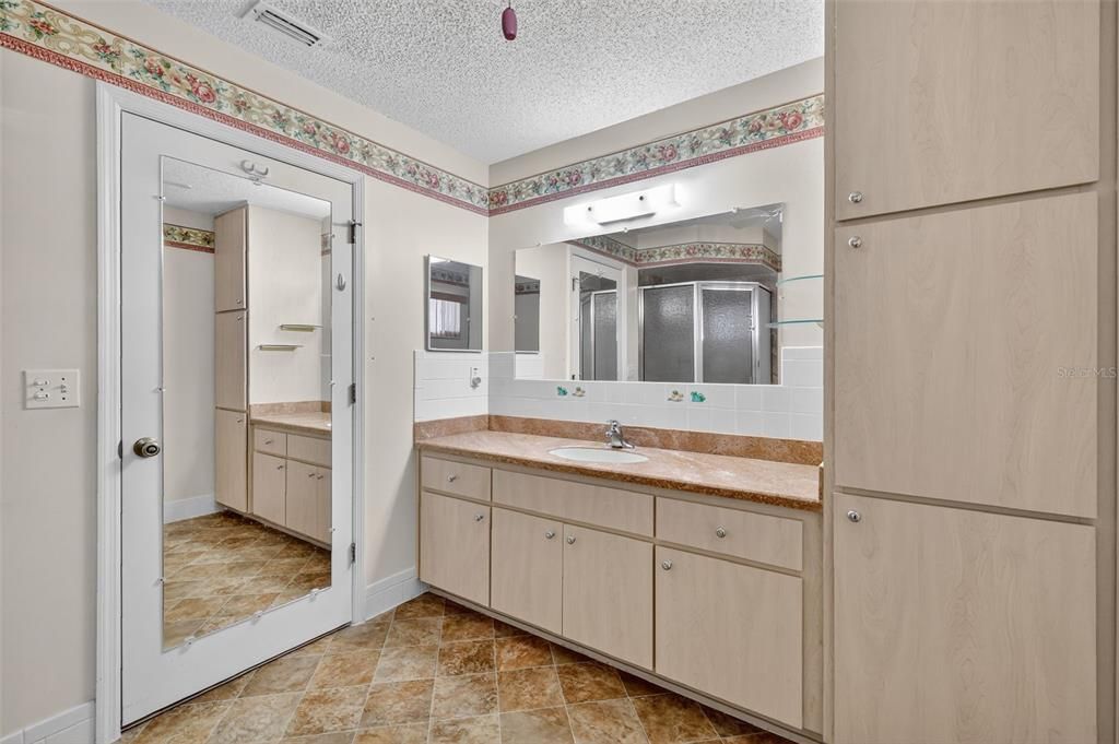 合同活跃: $230,000 (3 贝兹, 2 浴室, 1450 平方英尺)