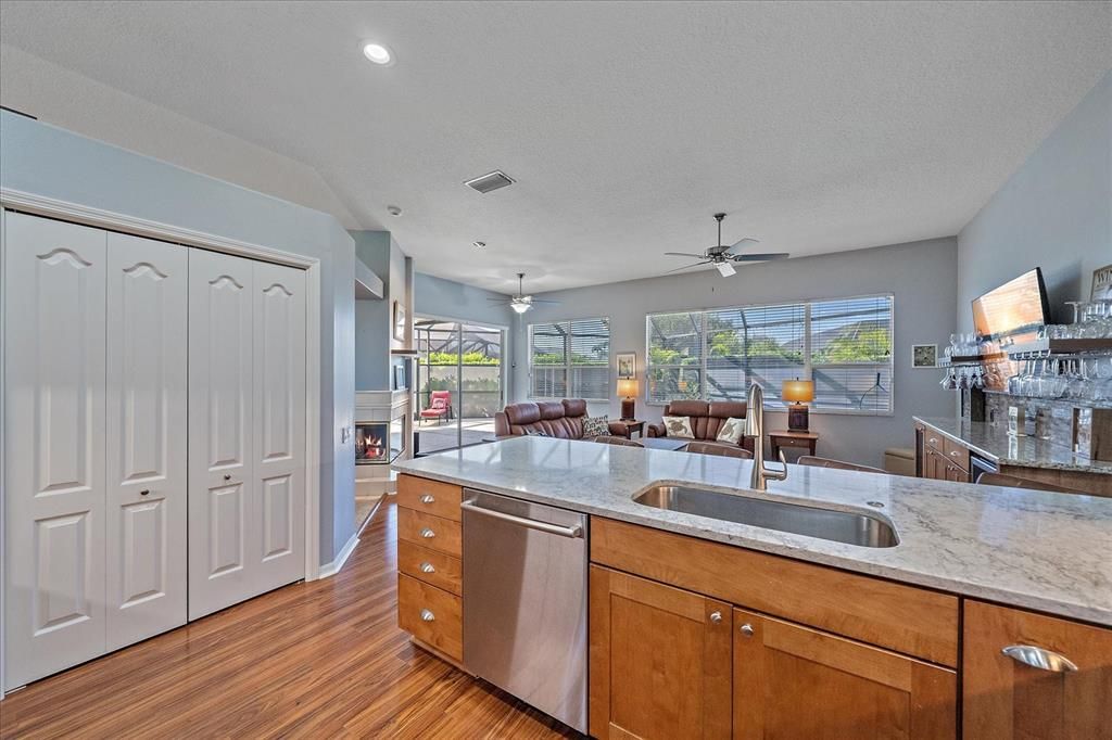 Под контрактом: $565,000 (3 спален, 2 ванн, 2356 Квадратных фут)