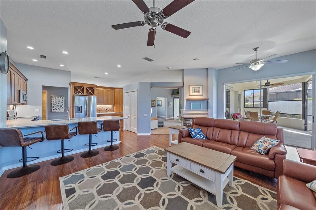 Под контрактом: $565,000 (3 спален, 2 ванн, 2356 Квадратных фут)