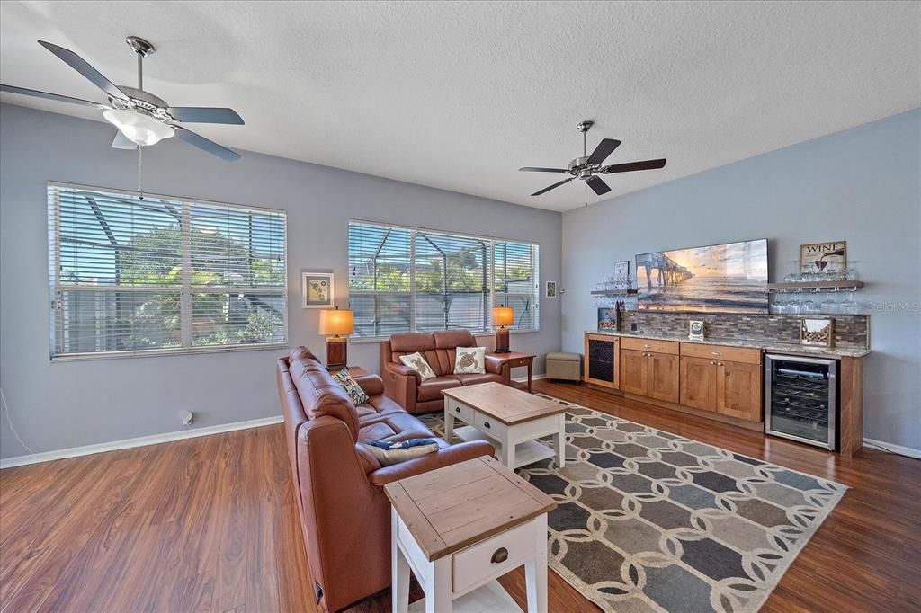 Под контрактом: $565,000 (3 спален, 2 ванн, 2356 Квадратных фут)