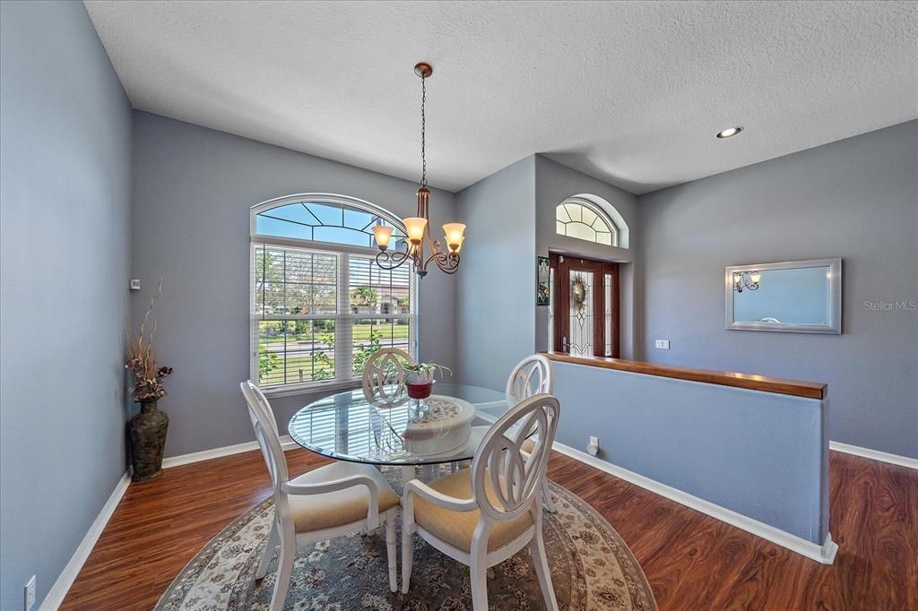 Под контрактом: $565,000 (3 спален, 2 ванн, 2356 Квадратных фут)