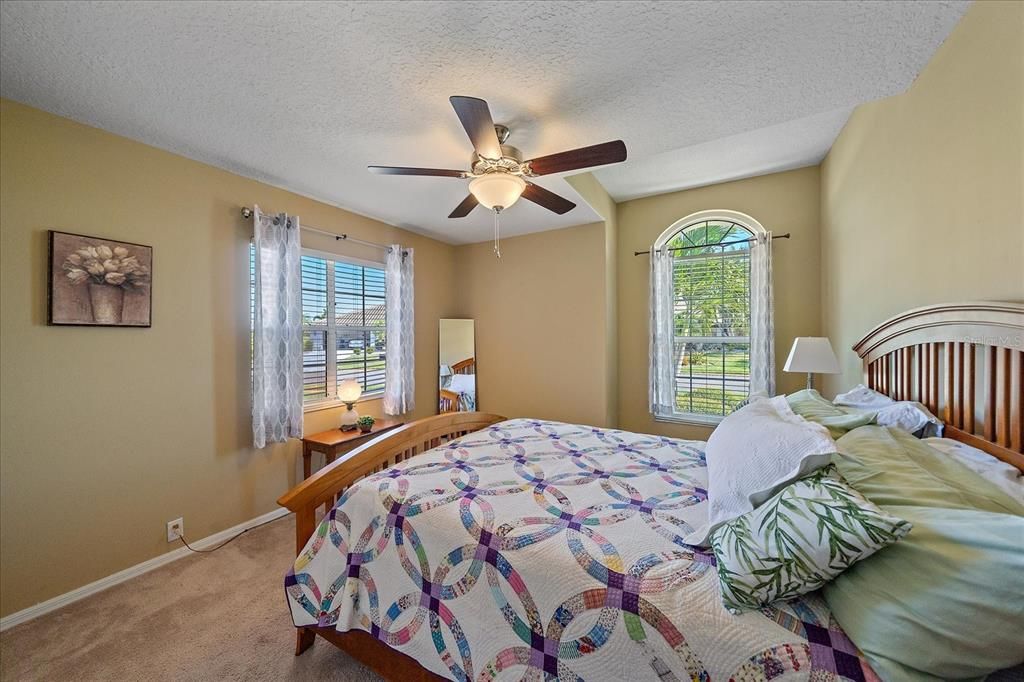 Под контрактом: $565,000 (3 спален, 2 ванн, 2356 Квадратных фут)