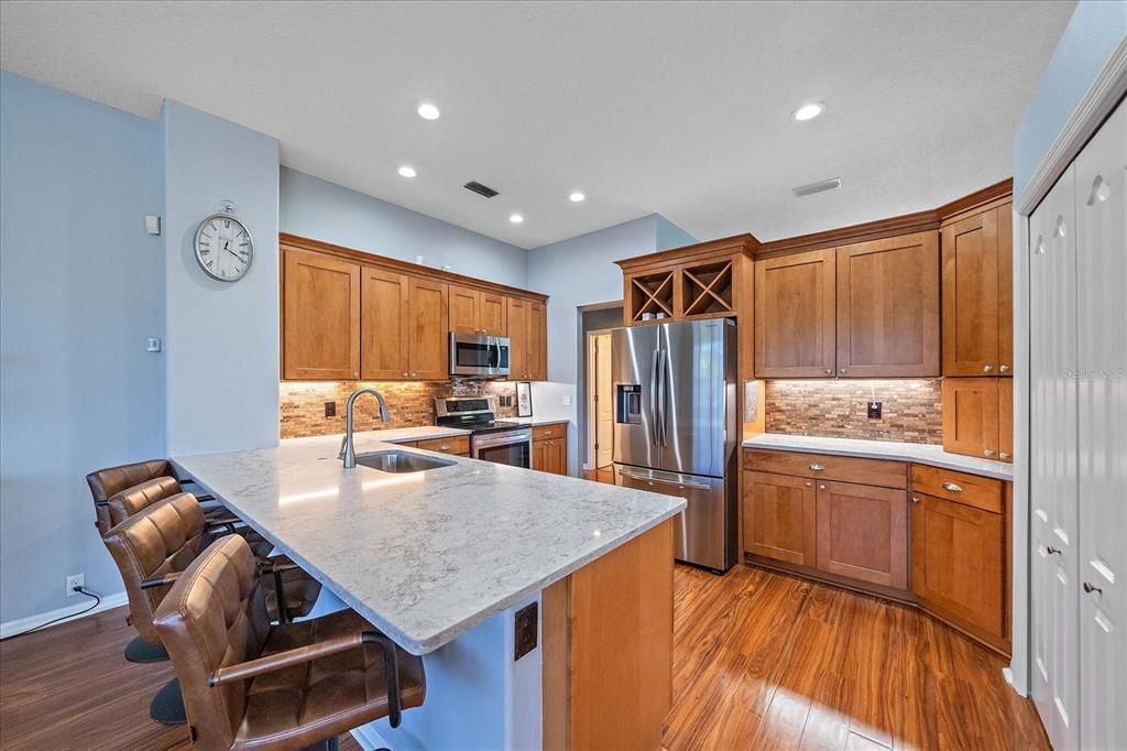 Под контрактом: $565,000 (3 спален, 2 ванн, 2356 Квадратных фут)