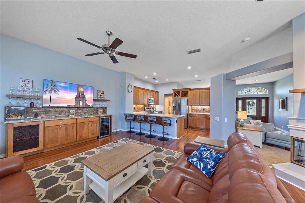 Под контрактом: $565,000 (3 спален, 2 ванн, 2356 Квадратных фут)